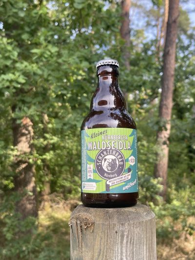 Unser Waldseidla ist ein Biermischgetränk mit Nadeln von Kiefer, Tanne und Douglasie