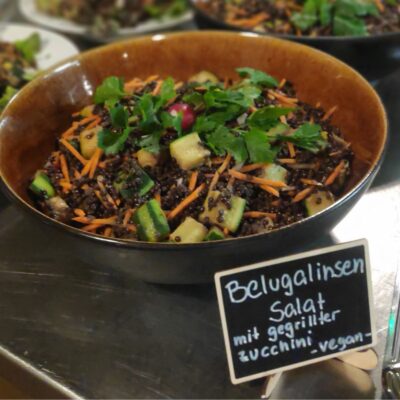 Veganer Belugalinsensalat mit Karotte, Zucchini und Koriander