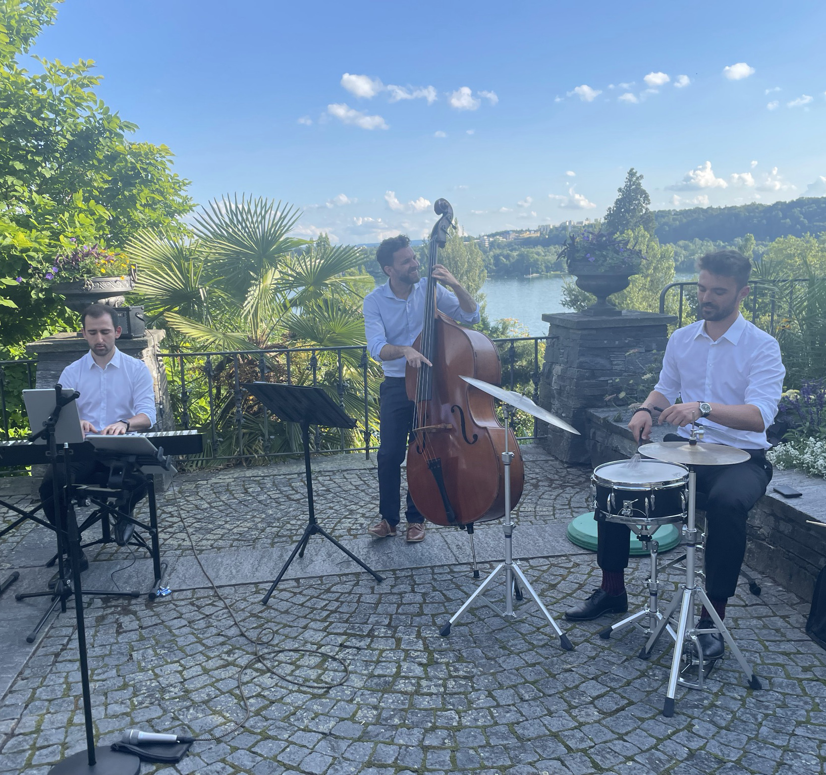 Jazzband für Hochzeit München spielt Jazzmusik als Hochzeitsband bei einem Event unter Palmen in Bayern, Bolandi Trio, 2021