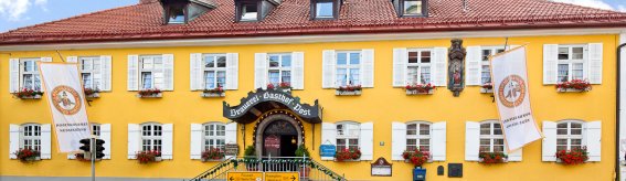 Das gute Wetter mit einem kühlen Bier im Biergarten genießen. Der perfekte Ort dafür ist der Brauereigasthof Hotel Post in Nesselwang im Allgäu. 