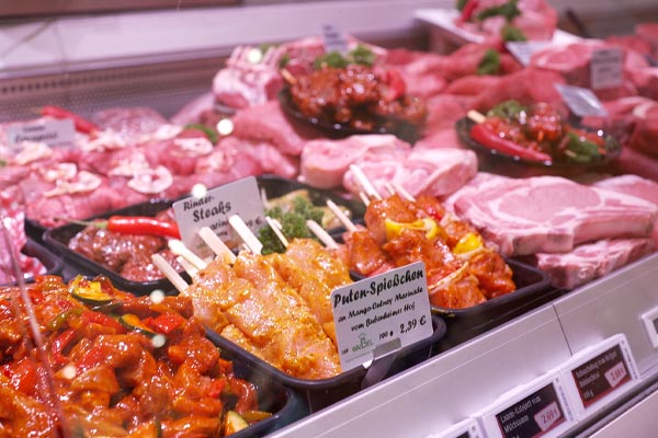 Traditions-Metzgerei Waibel in Frankfurt-Bockenheim. Hausgemachte Qualität und Frische seit 1929. Metzgerei, Catering und Mittagstisch im Herzen von Europa. Eigene Herstellung schmeckt man! - Handwerklich nach Traditions-Rezepten werden feinste Fleisch-, Schinken und Wurstprodukte, unter Verwendung von auserlesenen Rohstoffen hergestellt. Dabei achten wir auf artgerechte Aufzucht, streßfreie Schlachtung und Einhaltung höchstmöglicher Hygiene und Qualität. Catering und Service für Ihren Event! - Ob Canapes, Fingerfood, Streetfood, mehrgänge Menüs, unser Küchenteam verwöhnt Sie und Ihre Gäste. Klassische Frankfurter Spezialitäten, kunstvolle Darbietungen, herzhafte Gerichte, oder feudale Arrangements. Catering von der Metzgerei Waibel ist außergewöhnlich. Mittagstisch und Straßenverkauf! - Täglich produzieren wir vier frisch zubereitete Menüs für den Mittagstisch, wohlschmeckend und mit Liebe zubereitet. Viele unserer Kunden kommen schon Jahrzehnte zu uns und freuen sich über Abwechslung, Traditionelles, Neues. Unser Straßenverkauf bietet leckere Grillartikel und Snacks auf die Hand oder zum Mitnehmen. Besuchen Sie unser Ladengeschäft auf der Leipziger Straße in Bockenheim noch heute! Wurst, Wurscht, Frankfurter, Tradition, Metzger, Metzgerei, Laden, Ladengeschäft, Frisch, Einkaufen, Mittagstisch, Catering. Täglich lecker, Schmackhaft, Waibels, Waibel, Kai Waibel, Kai, Die Waibels, 1929.