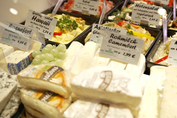Traditions-Metzgerei Waibel in Frankfurt-Bockenheim. Hausgemachte Qualität und Frische seit 1929. Metzgerei, Catering und Mittagstisch im Herzen von Europa. Eigene Herstellung schmeckt man! - Handwerklich nach Traditions-Rezepten werden feinste Fleisch-, Schinken und Wurstprodukte, unter Verwendung von auserlesenen Rohstoffen hergestellt. Dabei achten wir auf artgerechte Aufzucht, streßfreie Schlachtung und Einhaltung höchstmöglicher Hygiene und Qualität. Catering und Service für Ihren Event! - Ob Canapes, Fingerfood, Streetfood, mehrgänge Menüs, unser Küchenteam verwöhnt Sie und Ihre Gäste. Klassische Frankfurter Spezialitäten, kunstvolle Darbietungen, herzhafte Gerichte, oder feudale Arrangements. Catering von der Metzgerei Waibel ist außergewöhnlich. Mittagstisch und Straßenverkauf! - Täglich produzieren wir vier frisch zubereitete Menüs für den Mittagstisch, wohlschmeckend und mit Liebe zubereitet. Viele unserer Kunden kommen schon Jahrzehnte zu uns und freuen sich über Abwechslung, Traditionelles, Neues. Unser Straßenverkauf bietet leckere Grillartikel und Snacks auf die Hand oder zum Mitnehmen. Besuchen Sie unser Ladengeschäft auf der Leipziger Straße in Bockenheim noch heute! Wurst, Wurscht, Frankfurter, Tradition, Metzger, Metzgerei, Laden, Ladengeschäft, Frisch, Einkaufen, Mittagstisch, Catering. Täglich lecker, Schmackhaft, Waibels, Waibel, Kai Waibel, Kai, Die Waibels, 1929.