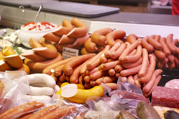 Traditions-Metzgerei Waibel in Frankfurt-Bockenheim. Hausgemachte Qualität und Frische seit 1929. Metzgerei, Catering und Mittagstisch im Herzen von Europa. Eigene Herstellung schmeckt man! - Handwerklich nach Traditions-Rezepten werden feinste Fleisch-, Schinken und Wurstprodukte, unter Verwendung von auserlesenen Rohstoffen hergestellt. Dabei achten wir auf artgerechte Aufzucht, streßfreie Schlachtung und Einhaltung höchstmöglicher Hygiene und Qualität. Catering und Service für Ihren Event! - Ob Canapes, Fingerfood, Streetfood, mehrgänge Menüs, unser Küchenteam verwöhnt Sie und Ihre Gäste. Klassische Frankfurter Spezialitäten, kunstvolle Darbietungen, herzhafte Gerichte, oder feudale Arrangements. Catering von der Metzgerei Waibel ist außergewöhnlich. Mittagstisch und Straßenverkauf! - Täglich produzieren wir vier frisch zubereitete Menüs für den Mittagstisch, wohlschmeckend und mit Liebe zubereitet. Viele unserer Kunden kommen schon Jahrzehnte zu uns und freuen sich über Abwechslung, Traditionelles, Neues. Unser Straßenverkauf bietet leckere Grillartikel und Snacks auf die Hand oder zum Mitnehmen. Besuchen Sie unser Ladengeschäft auf der Leipziger Straße in Bockenheim noch heute! Wurst, Wurscht, Frankfurter, Tradition, Metzger, Metzgerei, Laden, Ladengeschäft, Frisch, Einkaufen, Mittagstisch, Catering. Täglich lecker, Schmackhaft, Waibels, Waibel, Kai Waibel, Kai, Die Waibels, 1929.