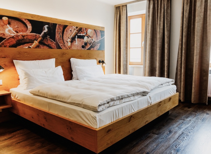 Foto mit Einblick in das urig moderne Zimmer des Bierhotels