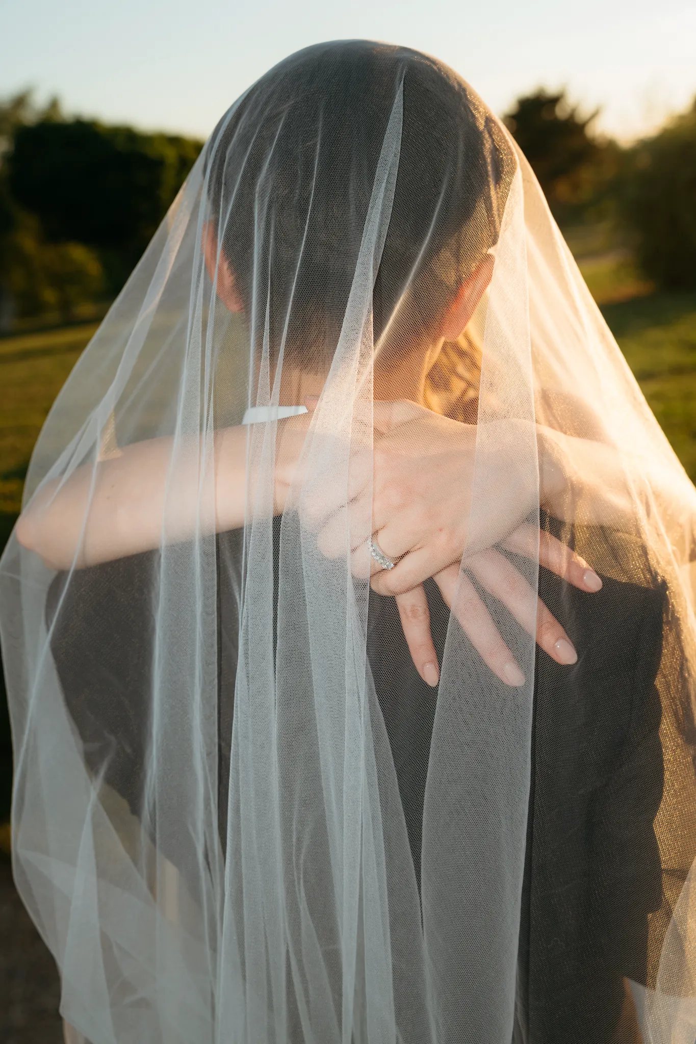 Editorial Hochzeitsfotograf Deutschland Brautportrait mit Schleier im Gegenlicht