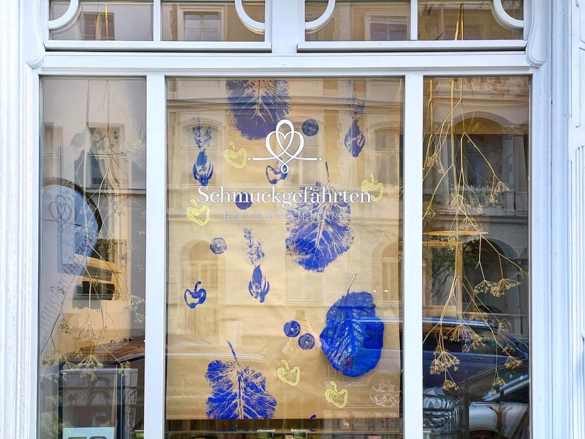 Schaufenstergestaltung für den Herbst der Schmuckgefährten in Potsdam-Babelsberg