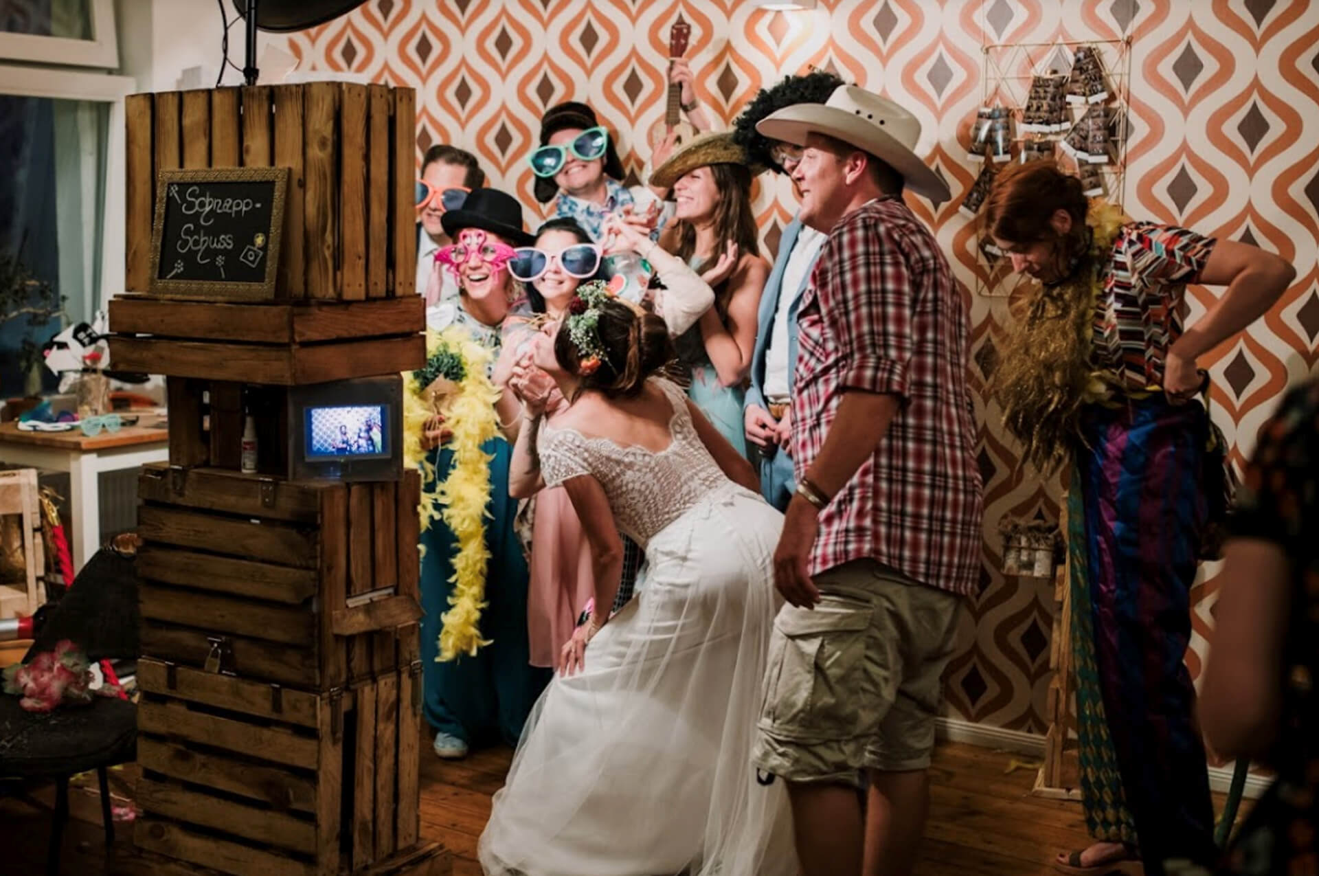 fotobox-halle-party-hochzeit-in-action-gruppe-macht-bilder-session