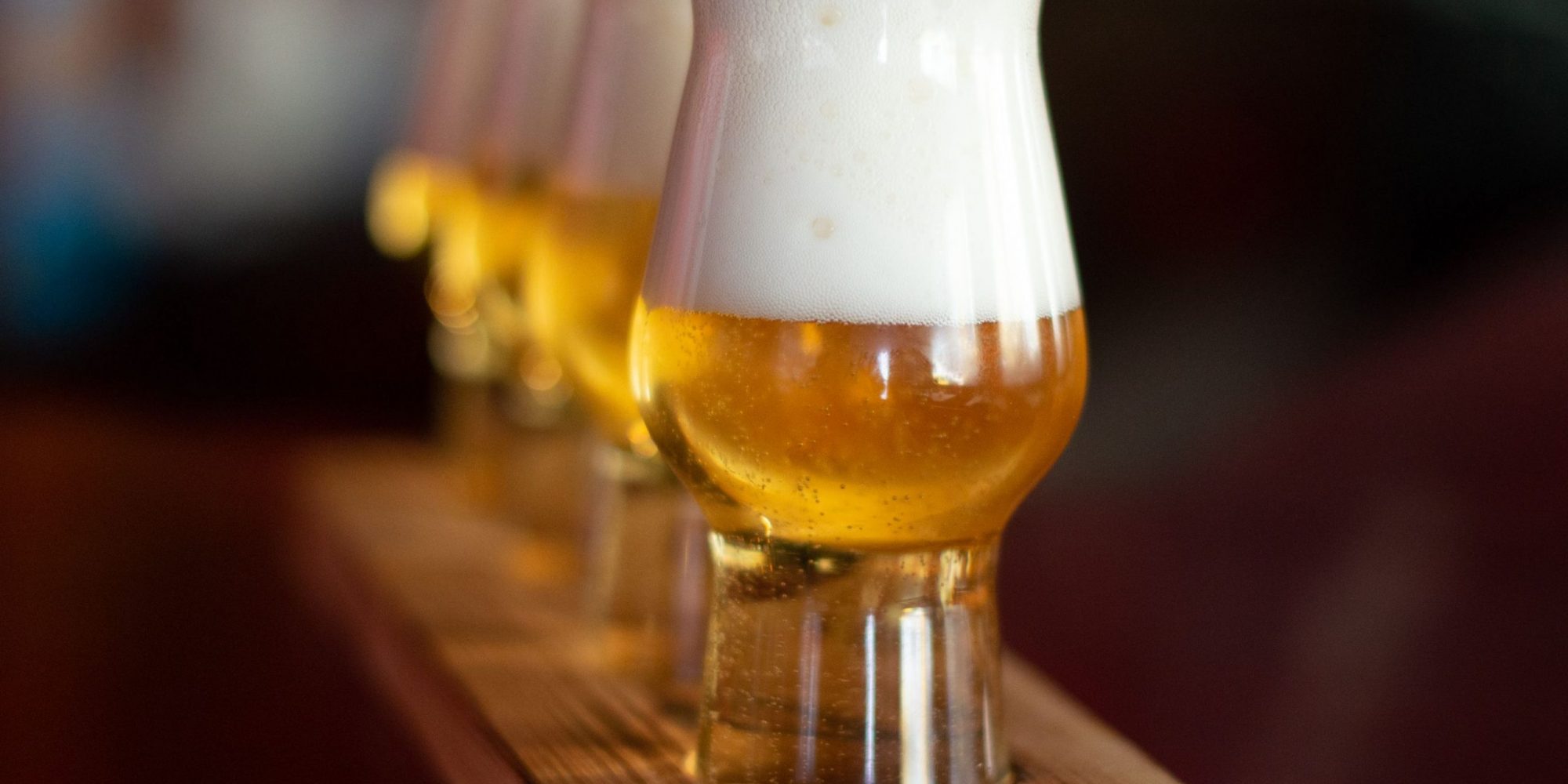 Auf dem Probierbrett servierte Tastinggläser