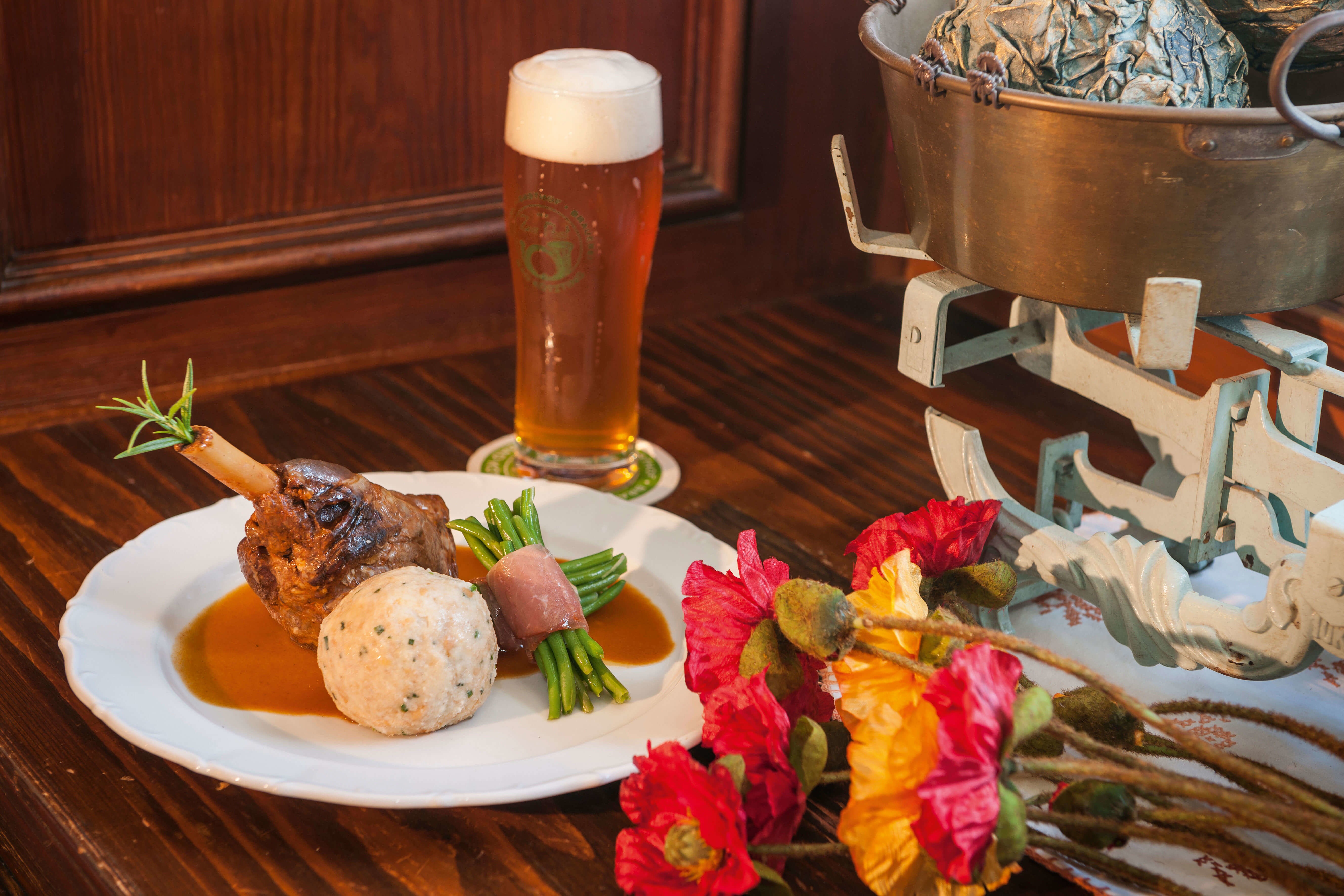Schweinshaxe mit Bier und Knödel