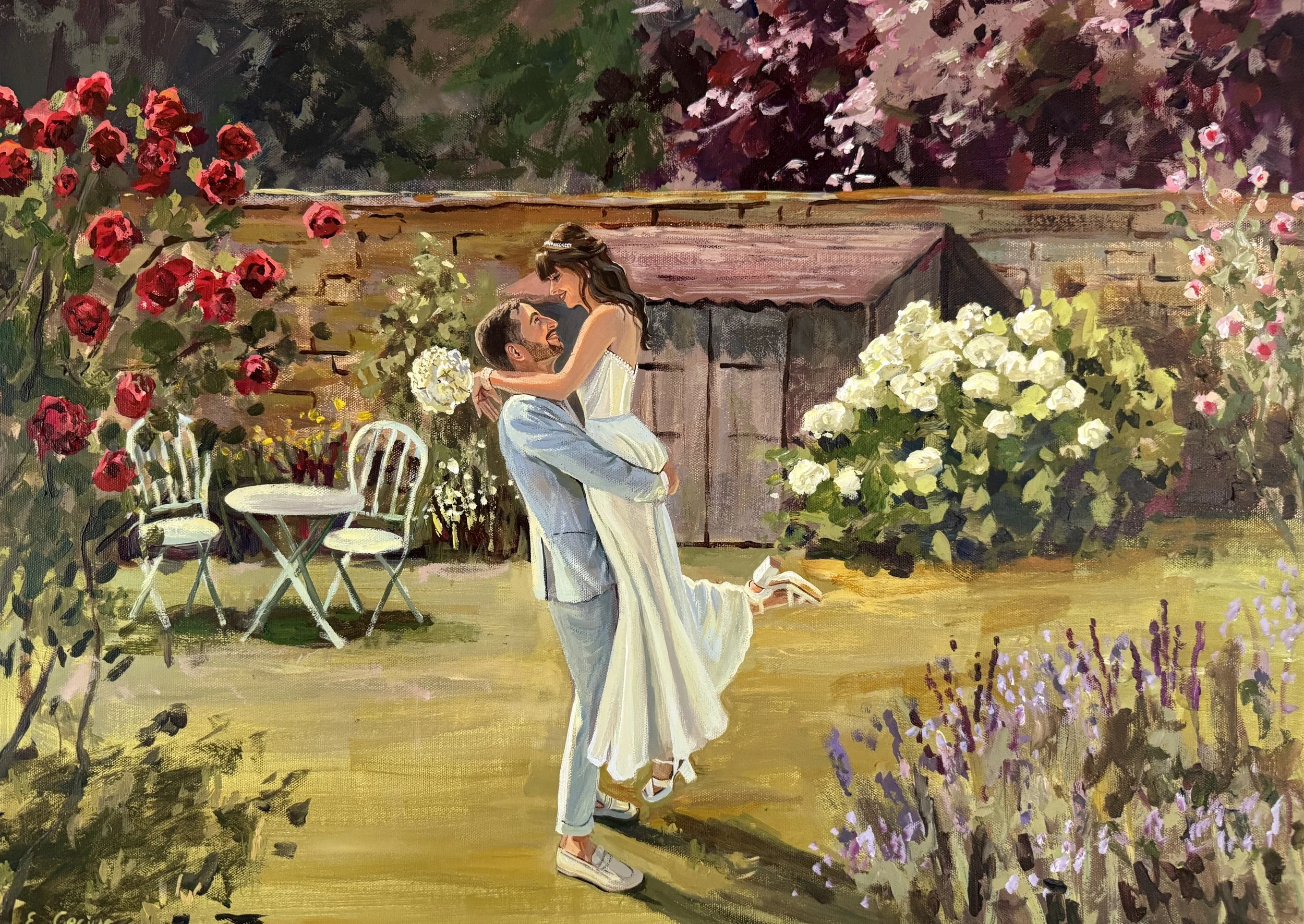Ein Mann trägt eine Frau in einem Garten voller bunter Blumen, beide schauen sich verliebt an, im Hintergrund ein Blumenhaus, im Vordergrund Blumentöpfe und Gartenmöbel.