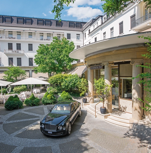 Außenansicht des sonnigen Eingangsbereich des Hotels Europäischer Hof, mit einer parkenden Limousine vor dem Eingang