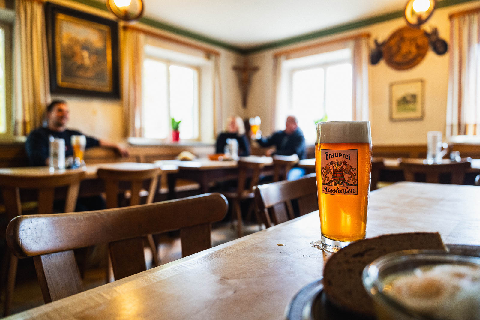 Helles Bier in der gemütlichen Wirtsstube der Brauerei Messhofen