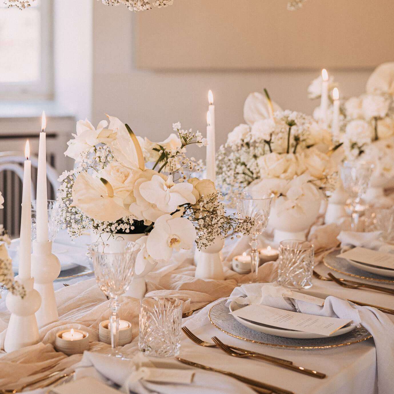 Elegant gedeckter Tisch mit Deko und Blumen