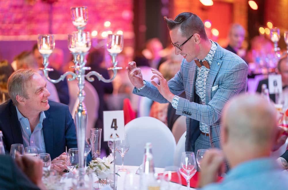 Zauberer Close-up in Leipzig buchen. Das Highlight für Hochzeit, Firmenfeier oder Jugendweihe