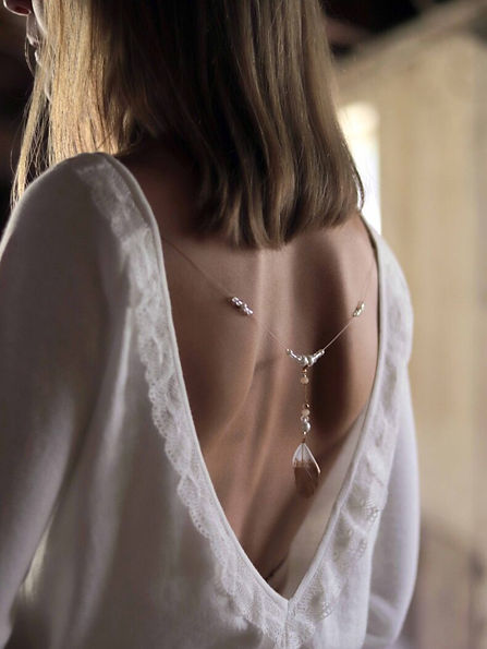 Elegante Braut mit funkelndem Schmuck - Hochzeitsaccessoires für einen unvergesslichen Look am großen Tag.