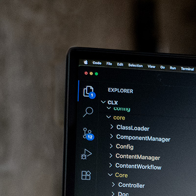 Bildausschnitt des oberen linken Displays eines Webentwickler mit geöffneter Programmierumgebung