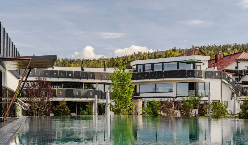 Waldpool und Garten des Wellnessbereichs
