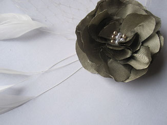 Fascinator mit Hutnetz und Federn