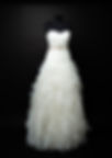 Weißes Brautkleid mit einem schwarzen Hintergrund
