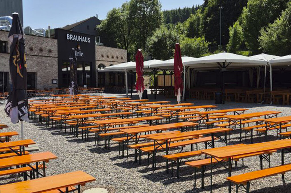 Der Irle-Biergarten im Sonnenschein.