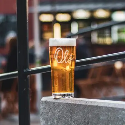 Ein Volles Ols Glas Auf Einer Treppenstuffe
