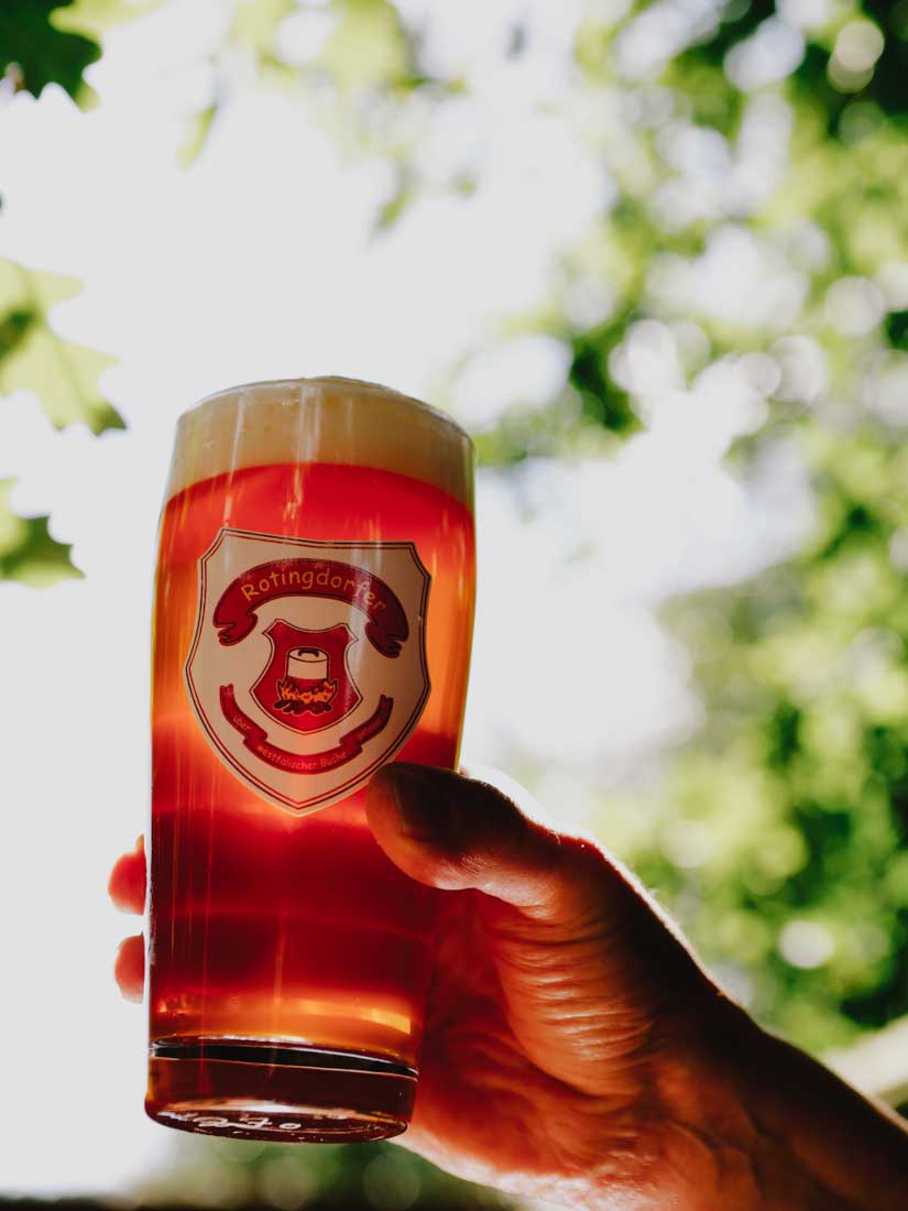 Ein Glas Rotingdorfer Bier im Sonnenlicht