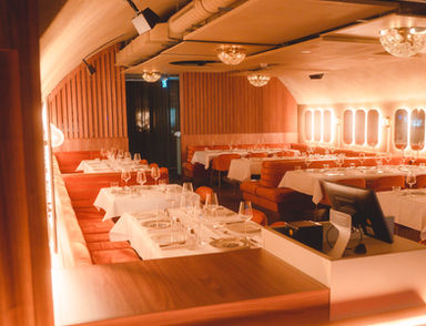 Innenansicht des Papillon Berlin – stilvolle Eventlocation mit hochwertigem Design, exklusiver Bar und einzigartiger Atmosphäre für Veranstaltungen.