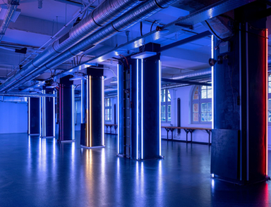 Eventlocation Skyline Deck Berlin – moderne Veranstaltungsräume für Konferenzen, Konzerte und Business-Events mit bis zu 1.000 Gästen.